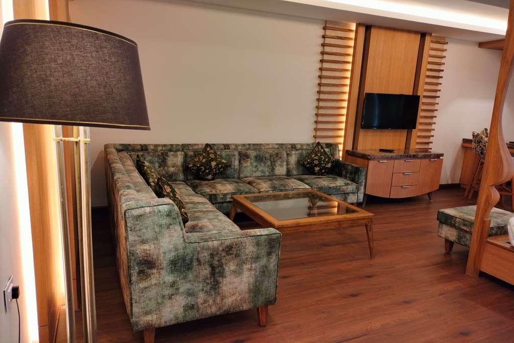 Ramada By Wyndham Varanasi Katesar Chandauli Habitación foto